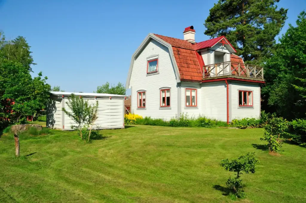 Bjorns services Småland White house with a lawn